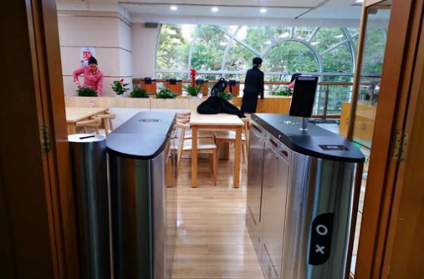 青岛智能人脸识别消费方案安装案例 - {dede:global.cfg_webname/}